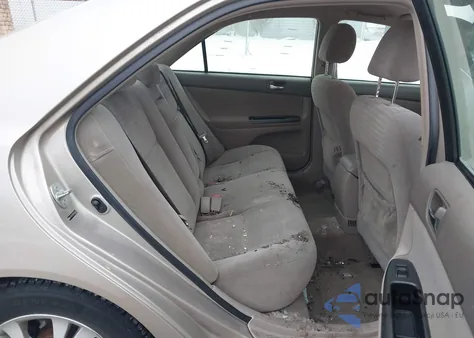 2005 Toyota Camry Le V6 z USA, uszkodzony, nr VIN 4T1BF32K55U105670